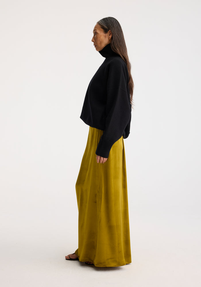 Long velvet skirt | gold