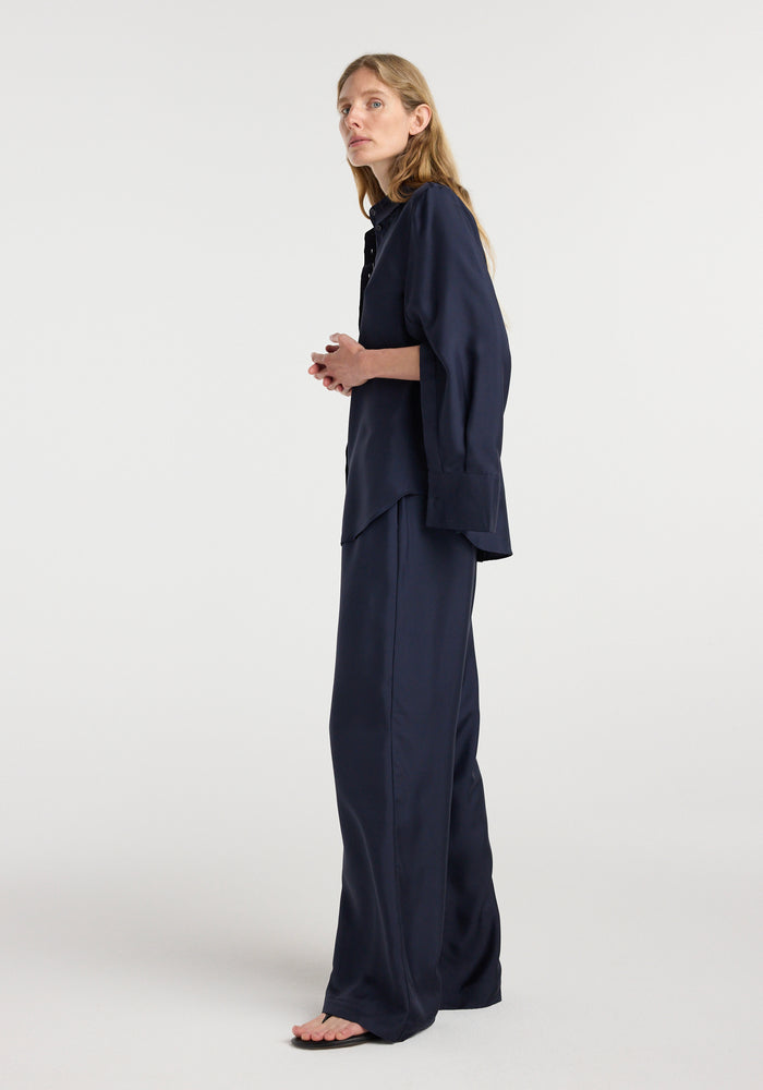 Silk open-sleeve detailed shirt | night