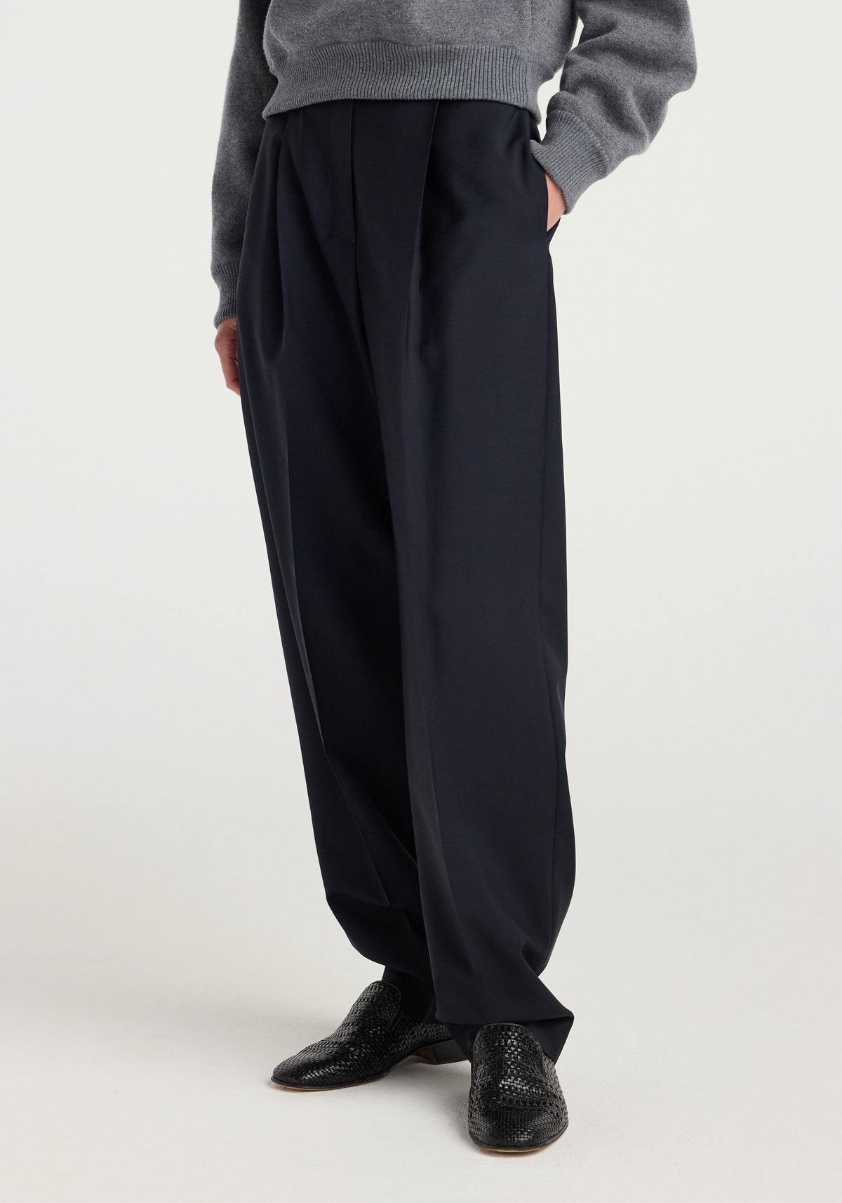 Daria - Single pleat tapered trousers | navy
