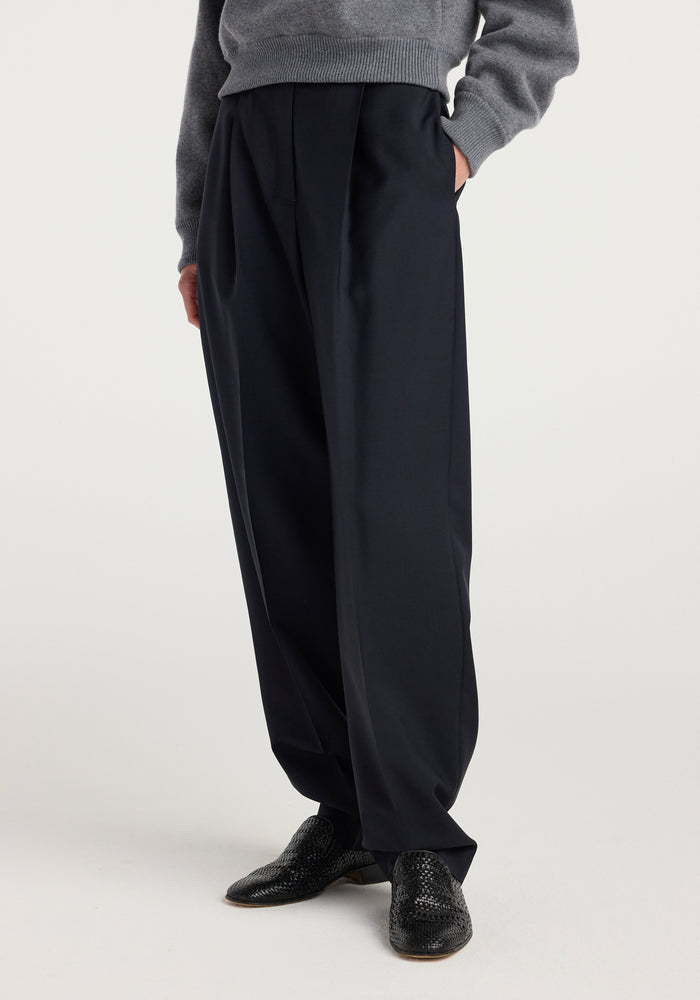 Daria - Single pleat tapered trousers | navy