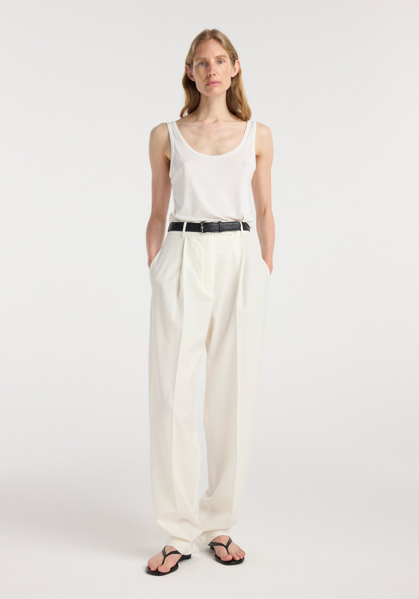 Daria - Single pleat tapered trousers | off white