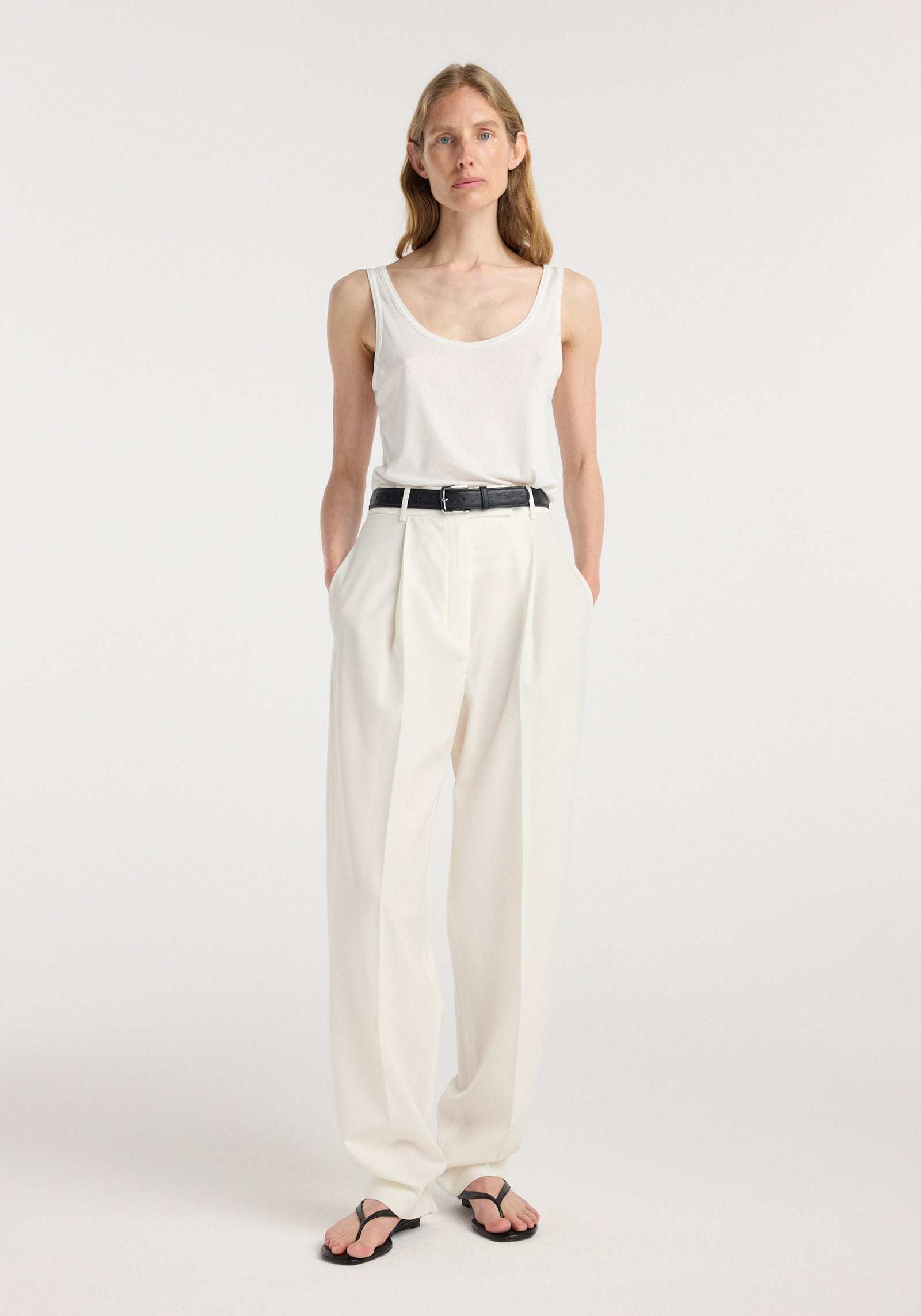 Daria - Single pleat tapered trousers | off white