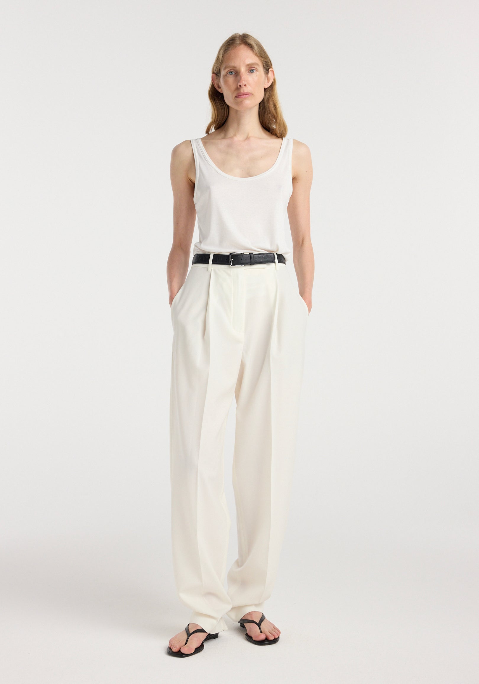 Daria - Single pleat tapered trousers | off white