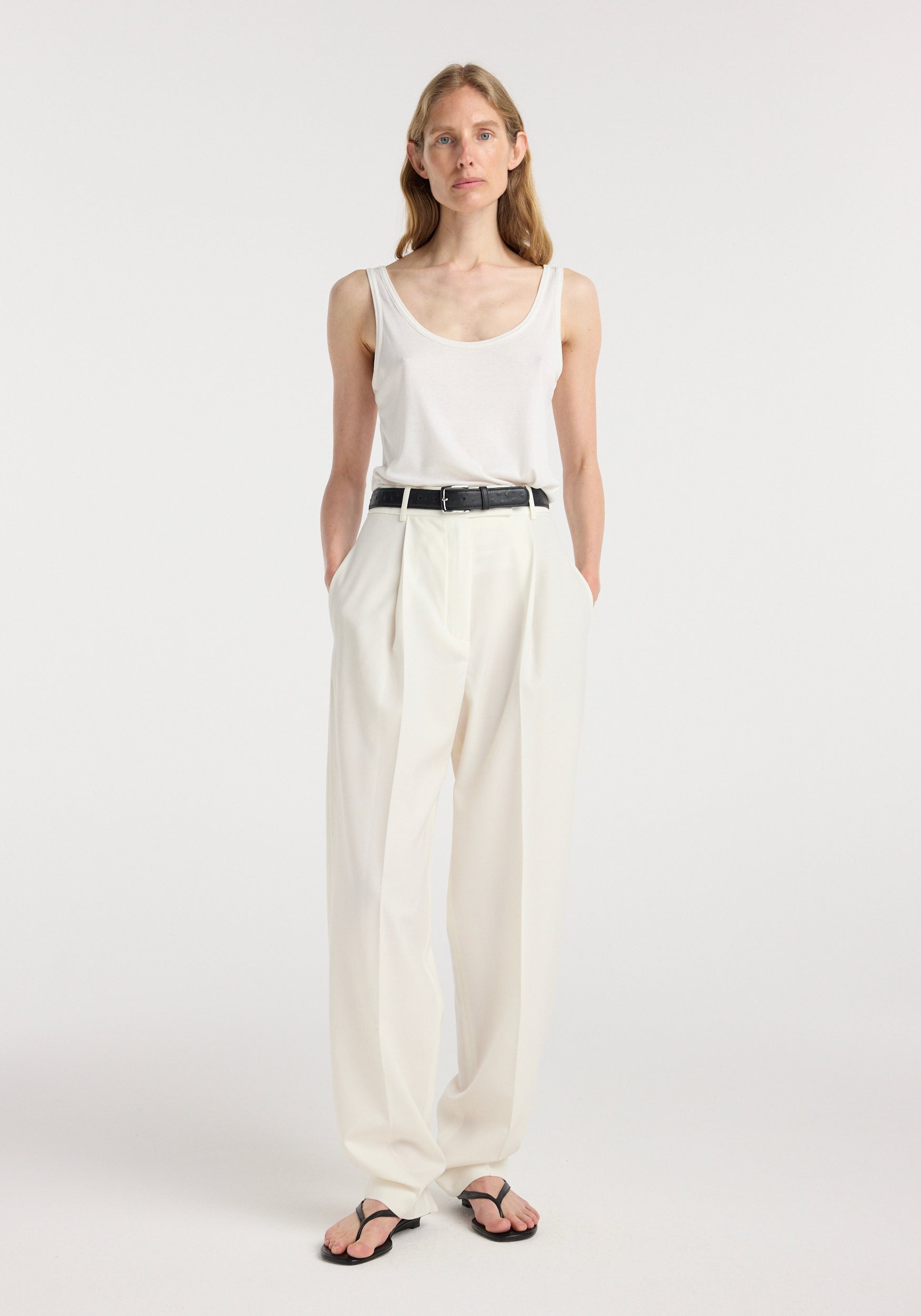 Daria - Single pleat tapered trousers | off white