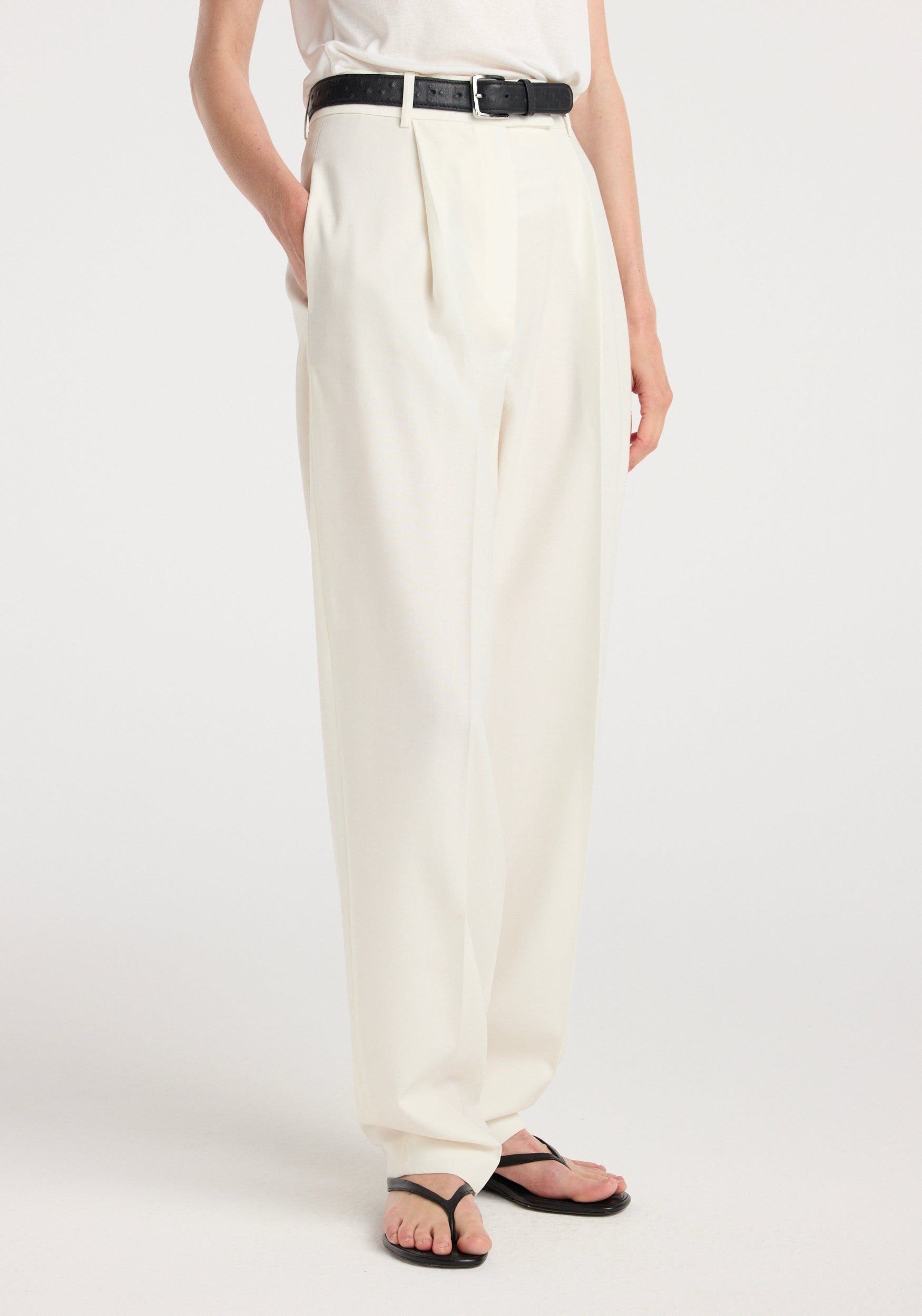 Daria - Single pleat tapered trousers | off white