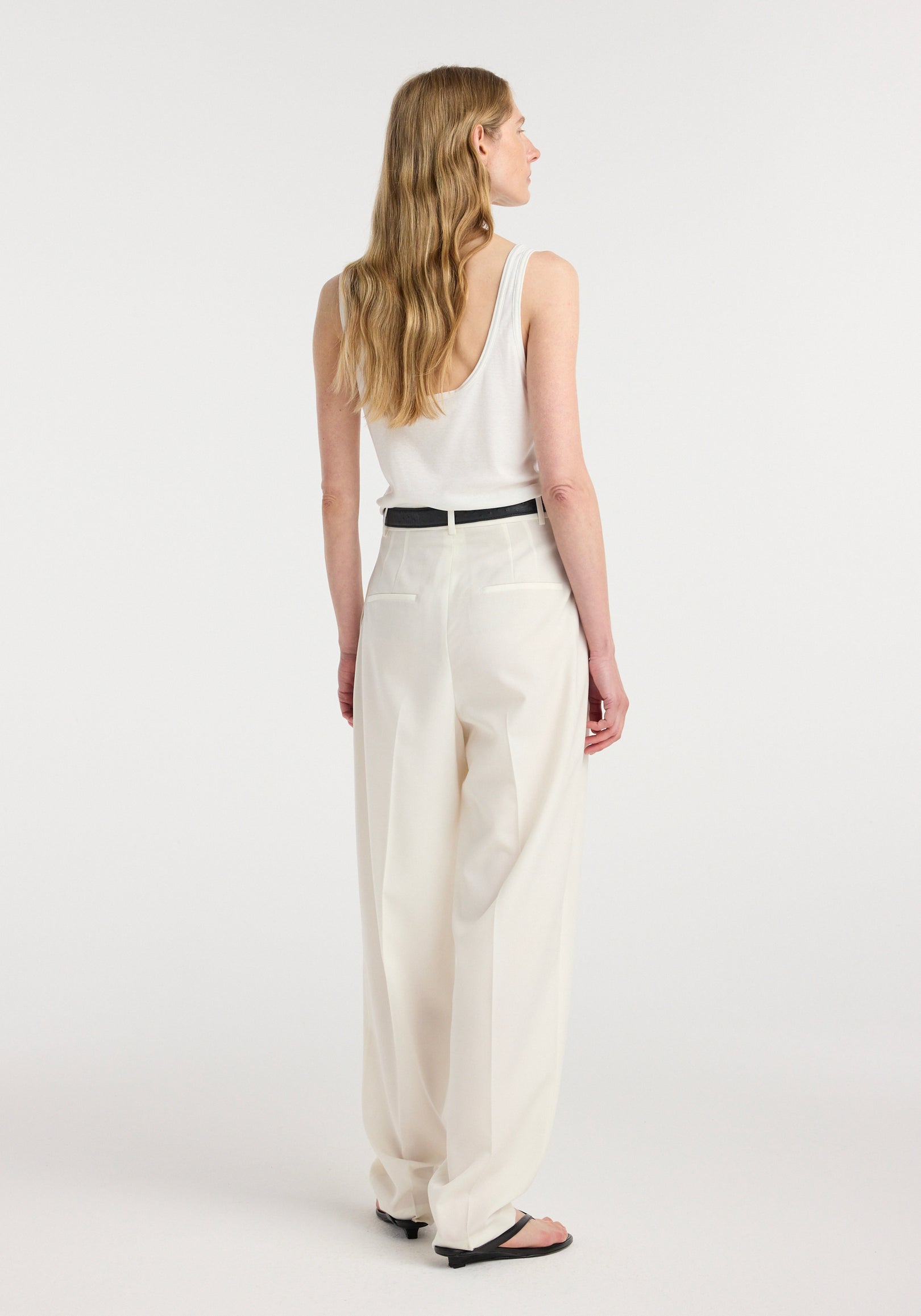 Daria - Single pleat tapered trousers | off white