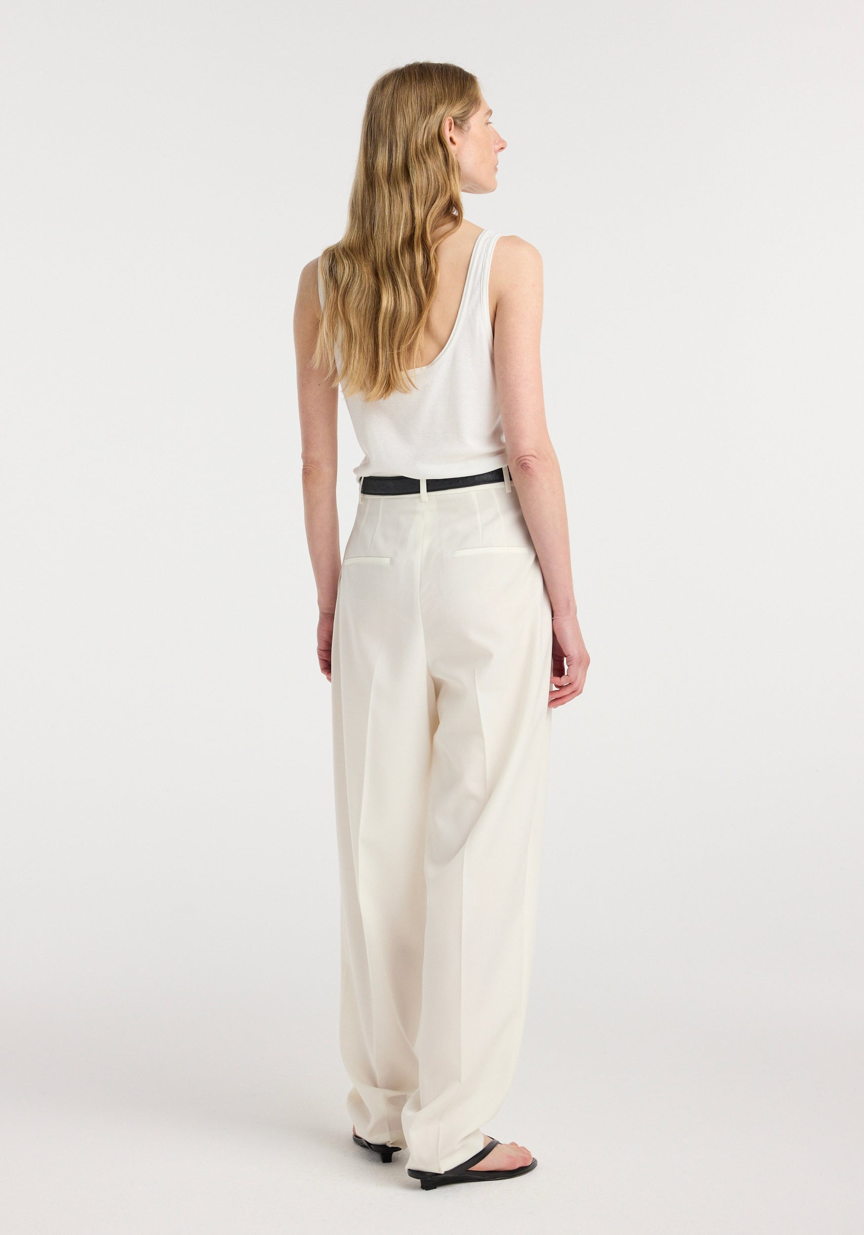 Daria - Single pleat tapered trousers | off white