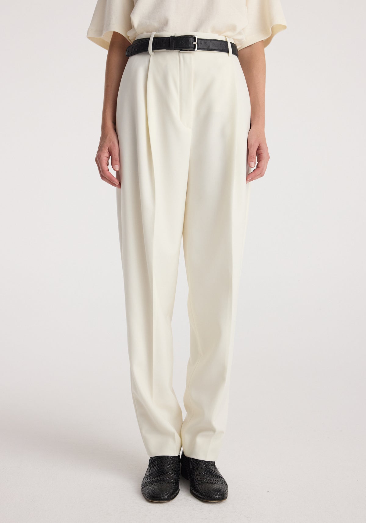 Daria - Single pleat tapered trousers | off white