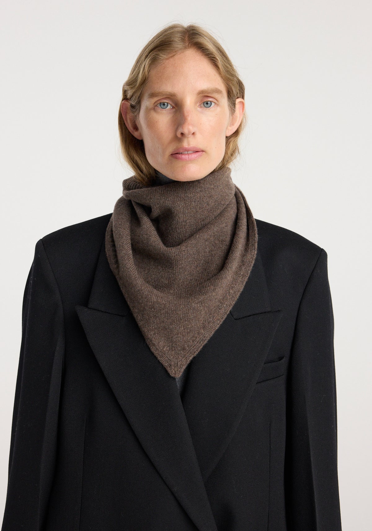 Small knitted triangle scarf | brown melange
