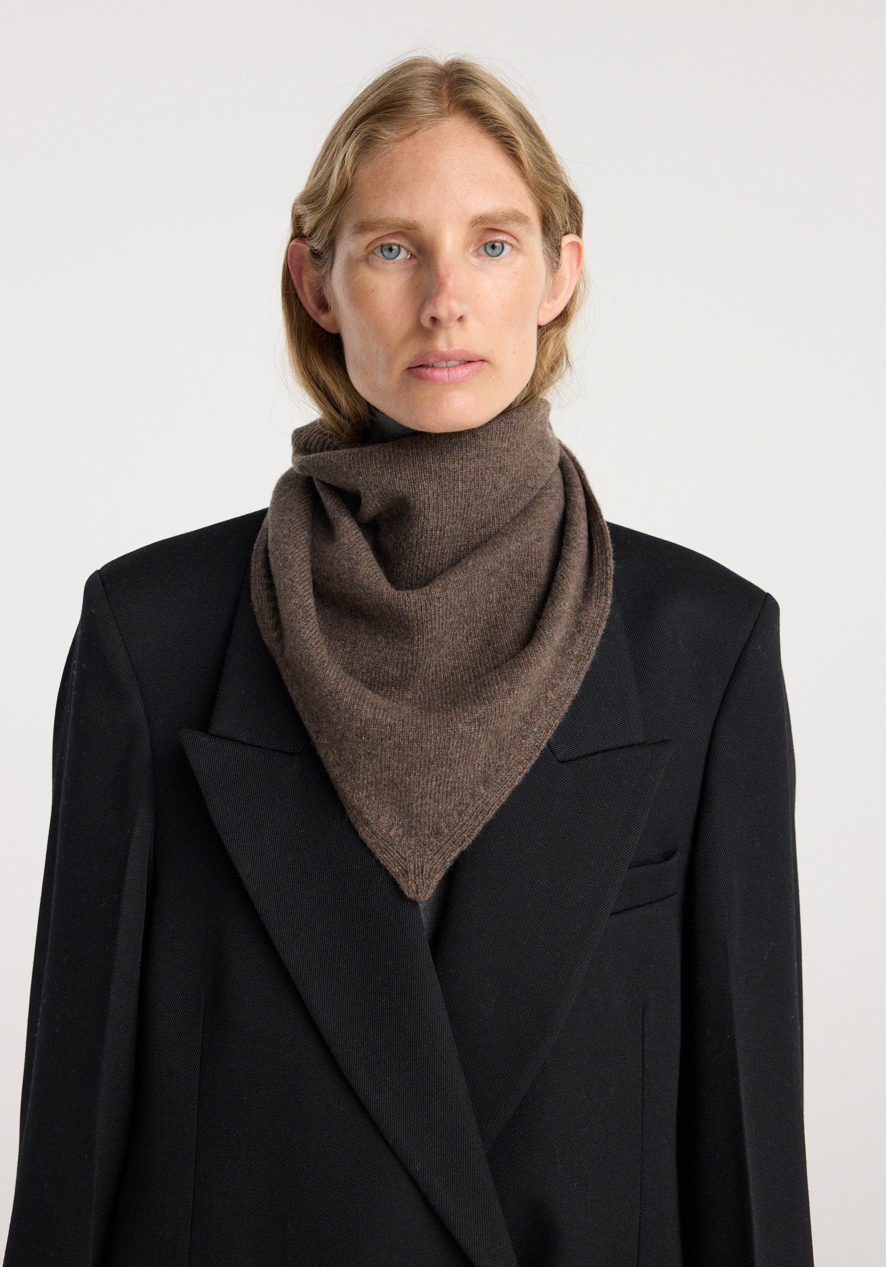Small knitted triangle scarf | brown melange