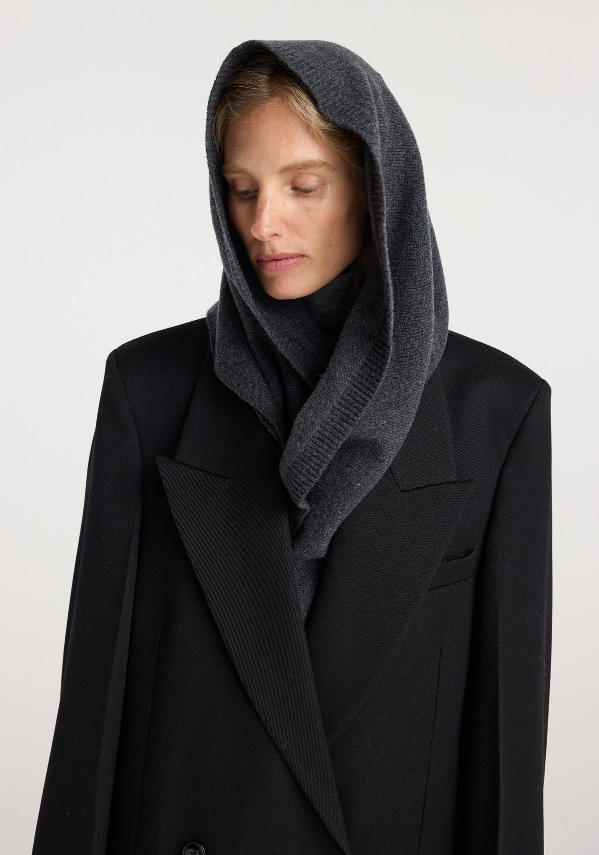 Large knitted triangle scarf | anthracite melange