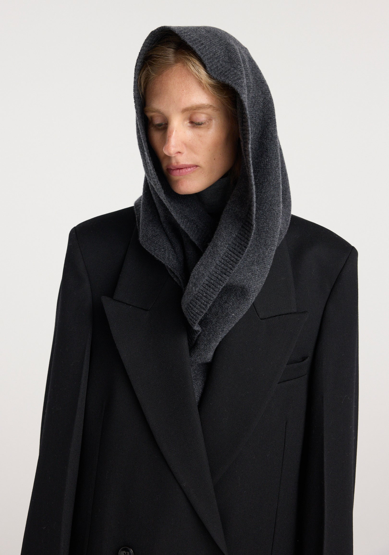 Large knitted triangle scarf | anthracite melange