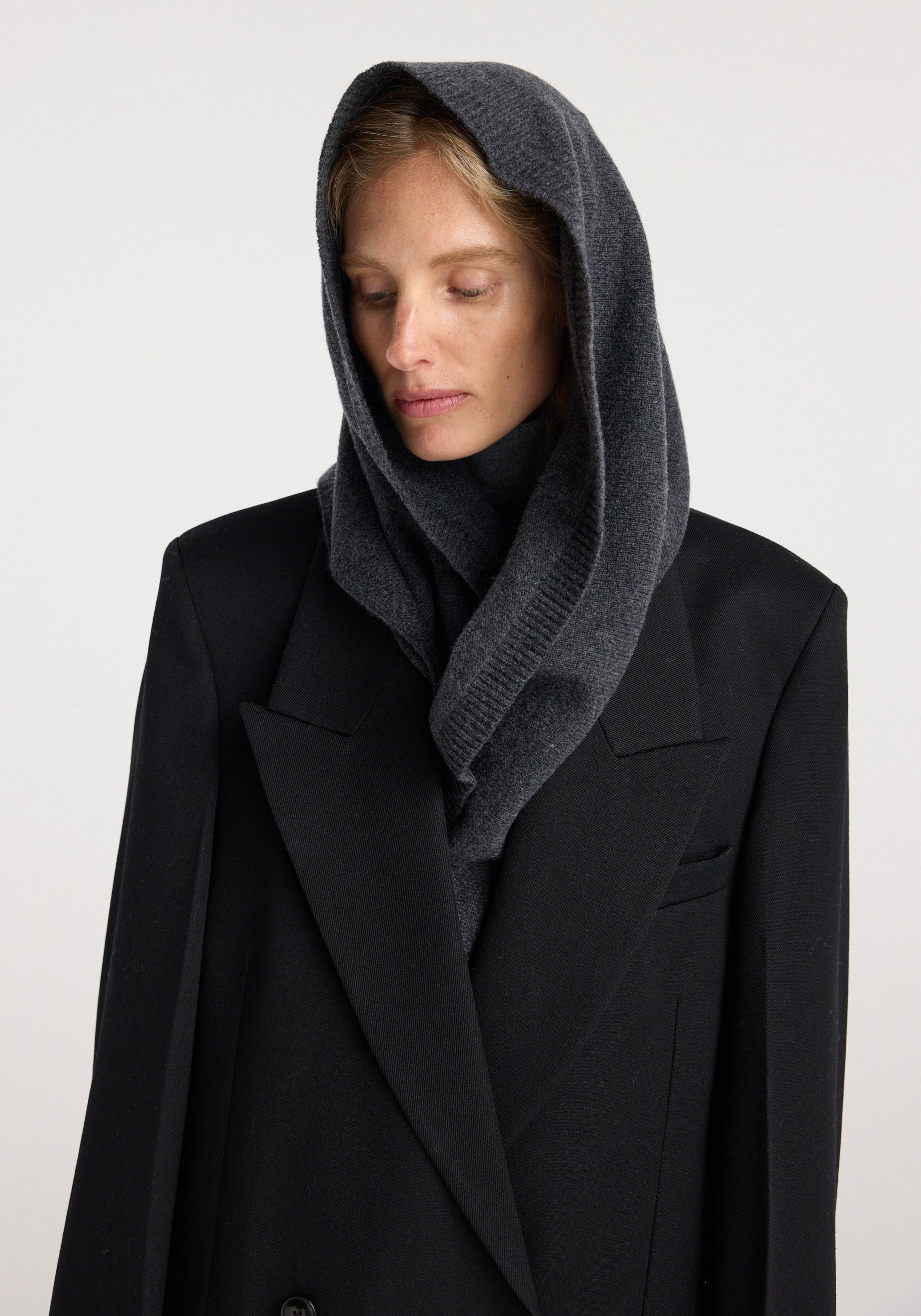 Large knitted triangle scarf | anthracite melange