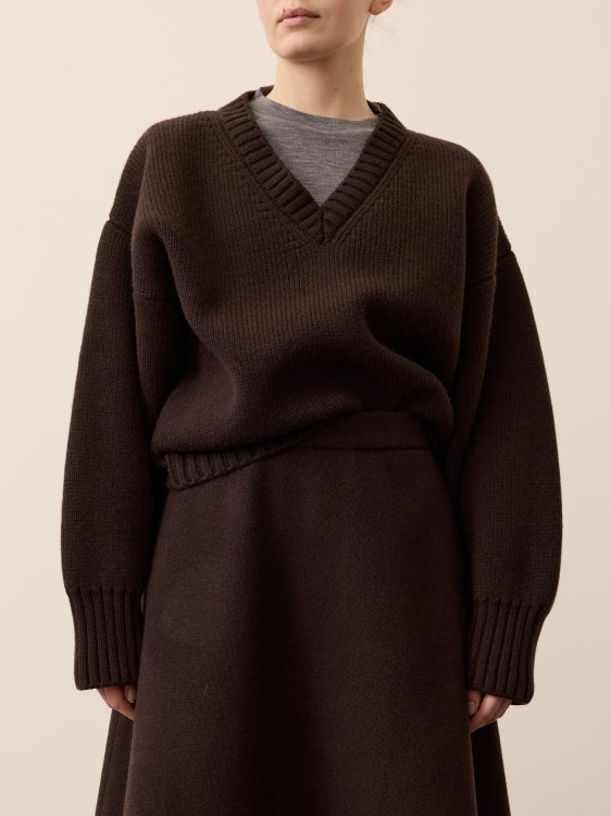 Compact v-neck jumper | dark brown