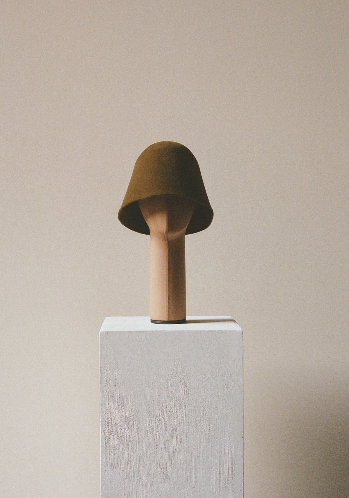 Velvet Hat, Suri | gold