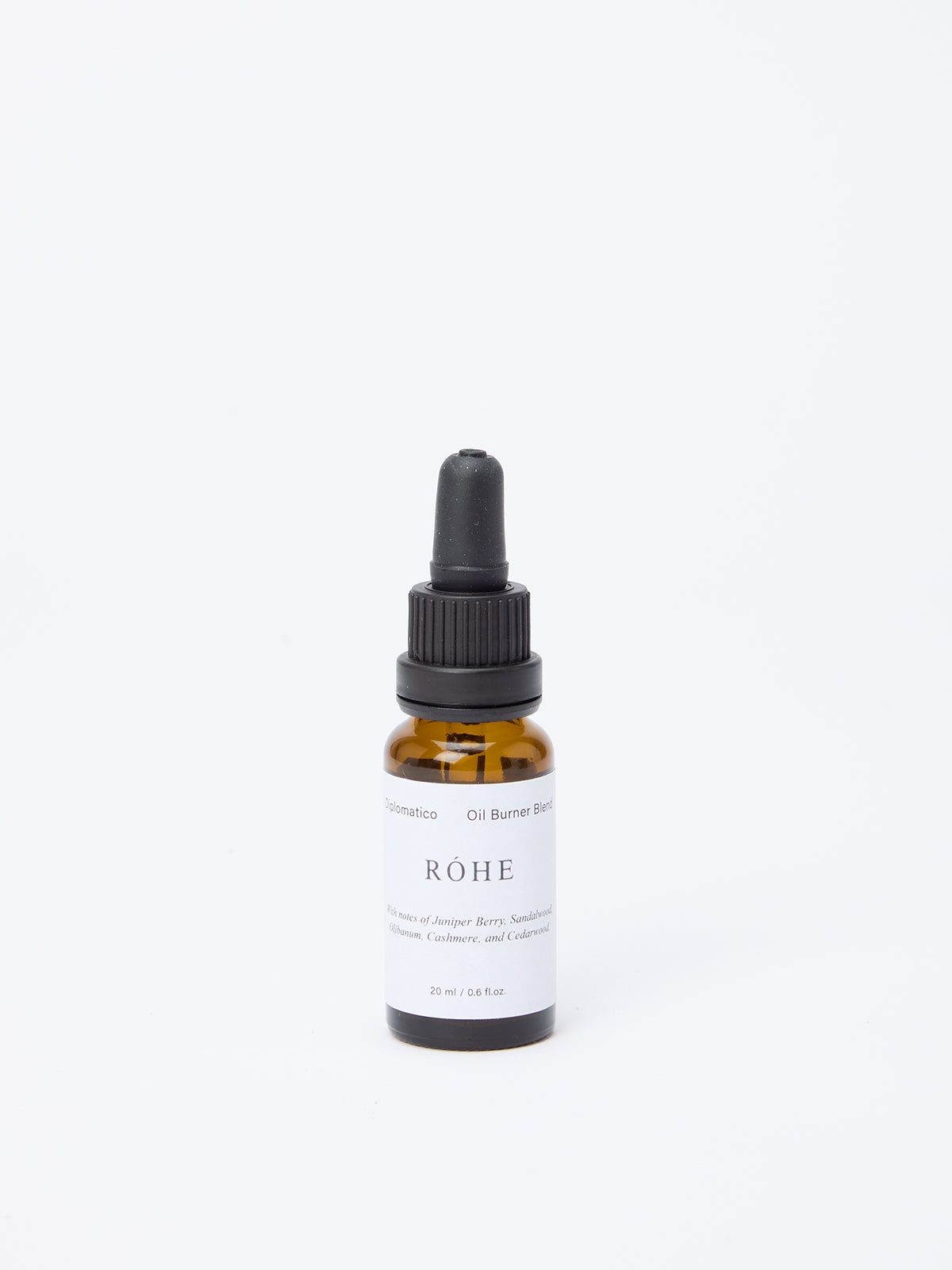 Diplomatico Burner Oil: A 20 ml amber-glass dropper bottle labeled “RÓHE,” featuring woody-aromatic notes like juniper, sandalwood, and cedarwood for Róhe’s Oil Diffuser.