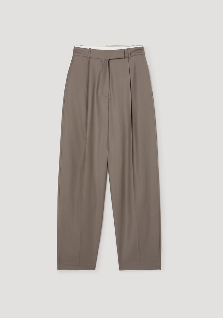 Daria - Single pleat tapered trousers | desert brown laid flat, showcasing a sleek, tailored design with a single front pleat and belt loops on a clean background.